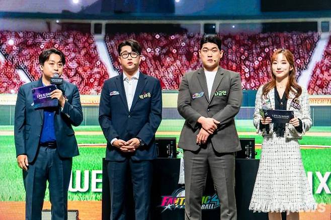 롯데 자이언츠 소속 야구 선수 박세웅·나균안이 ‘지스타 2023’ 위메이드·위믹스 부스를 방문했다. 사진=차종관 기자