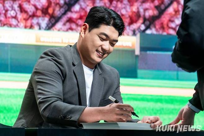 나균안이 팬을 위해 사인을 하고 있다. 사진=차종관 기자