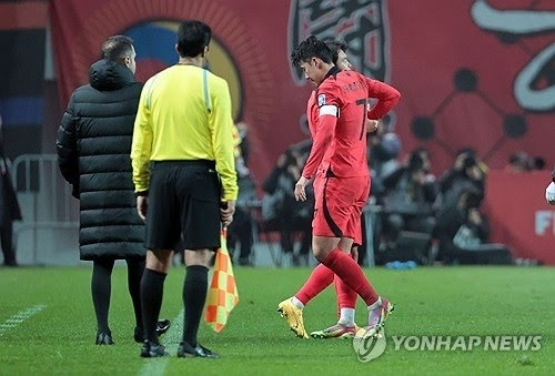 손흥민이 절뚝거리고 있다. [연합뉴스]