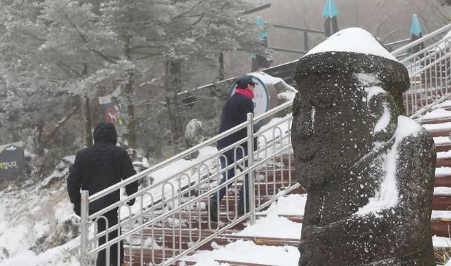 18일 오전 8시 기준 제주도 산지에는 대설경보가 발효됐. 제주 한라산에 10㎝ 넘는 눈이 쌓인 지난 13일 오전 한라산국립공원 1100고지 습지에서 탐방객들이 발걸음을 옮기고 있다. /사진=뉴스1