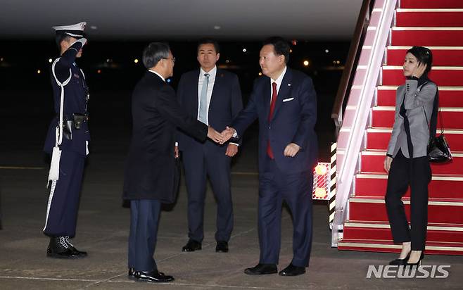 [서울=뉴시스] 조수정 기자 = 아시아태평양경제협력체(APEC) 정상회의 일정을 마치고 귀국한 윤석열 대통령이 18일 경기도 성남 서울공항에 도착해 고기동 행정안전부 차관과 악수하고 있다. 2023.11.18. chocrystal@newsis.com