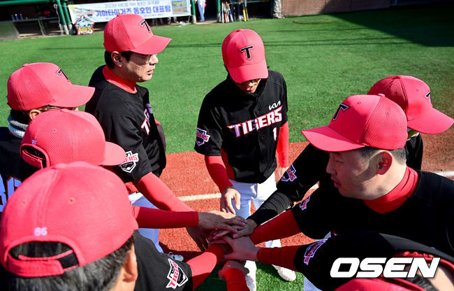 [OSEN=횡성, 최규한 기자] 18일 강원도 횡성 KBO 야구센터에서 '2023 KBO컵 FAN 동호인 야구대회' 8강 1경기 한화(가마치)와 KIA(아레스)의 경기가 열렸다.경기를 앞두고 KIA(아레스) 선수들이 파이팅을 외치고 있다. 2023.11.18 / dreamer@osen.co.kr