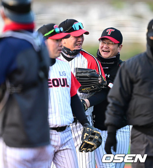 [OSEN=횡성, 최규한 기자] 18일 강원도 횡성 KBO 야구센터에서 '2023 KBO컵 FAN 동호인 야구대회' 8강 2경기 KT(KT 스타즈)와 LG(유니트윈스)의 경기가 열렸다.승리한 LG(유니트윈스) 선수들이 기뻐하고 있다. 2023.11.18 / dreamer@osen.co.kr