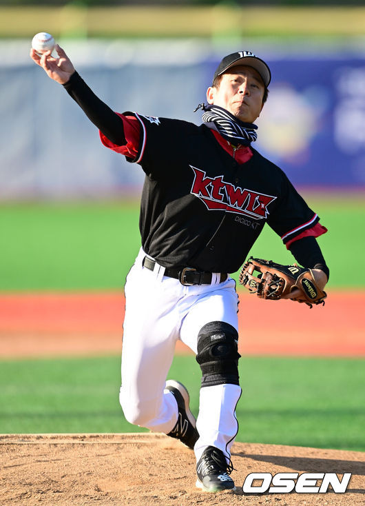 [OSEN=횡성, 최규한 기자] 18일 강원도 횡성 KBO 야구센터에서 '2023 KBO컵 FAN 동호인 야구대회' 8강 2경기 KT(KT 스타즈)와 LG(유니트윈스)의 경기가 열렸다.KT(KT 스타즈) 선발 김영성이 힘차게 공을 뿌리고 있다. 2023.11.18 / dreamer@osen.co.kr