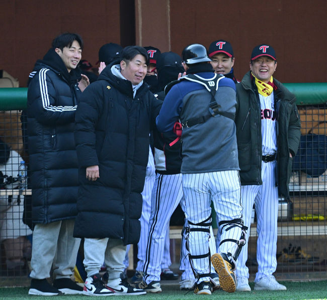 [OSEN=횡성, 최규한 기자] 18일 강원도 횡성 KBO 야구센터에서 '2023 KBO컵 FAN 동호인 야구대회' 1차라운드 SSG(비룡천하)와 LG(유니트윈스)의 경기가 열렸다.LG 은퇴선수 이성우와 김용의가 더그아웃에서 LG(유니트윈스) 선수들을 맞이하며 인사 나누고 있다. 2023.11.18 /