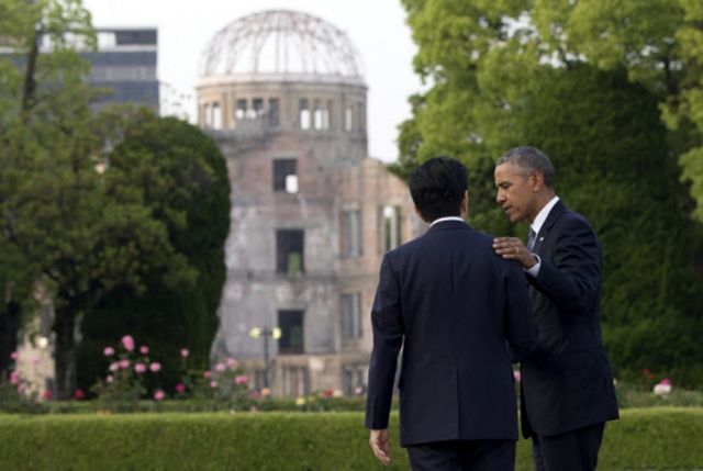 ▲ 2016년 히로시마를 방문한 오바마 미 대통령이 아베 일본총리와 뭔가 대화를 나누고 있다. 그때 아베는 “진주만 공습과 원폭 투하를 퉁 치자”는 말을 넌지시 했던 것으로 알려진다. ⓒ연합뉴스