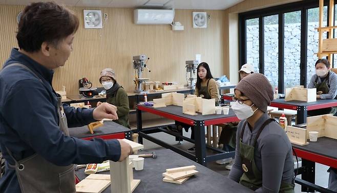 목공예 지도교사가 친절하게 실습강의를 하고 있다.