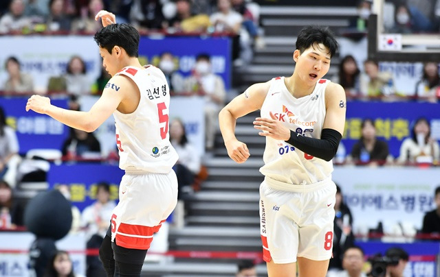 득점 세리머니를 펼친 김선형(왼쪽)과 안영준. /사진=KBL 제공