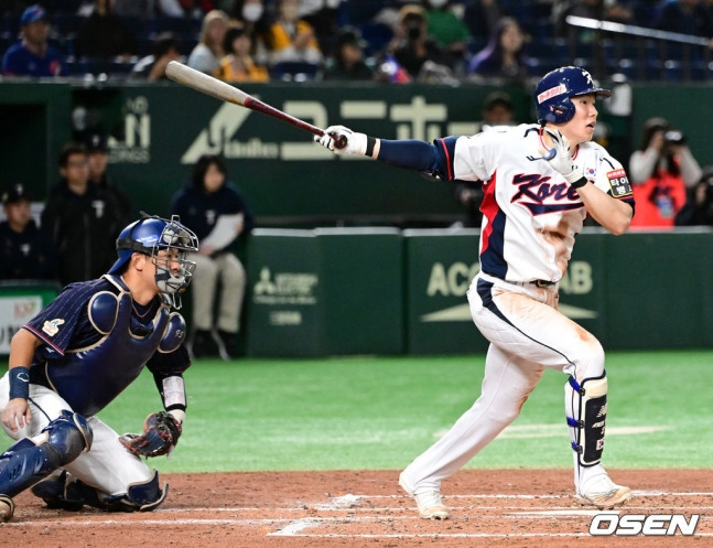 김혜성(오른쪽)이 18일 일본 도쿄돔에서 열린 대만과 2023 APBC 예선 풀리그 3차전 2회말 1타점 적시타를 때려내고 있다.