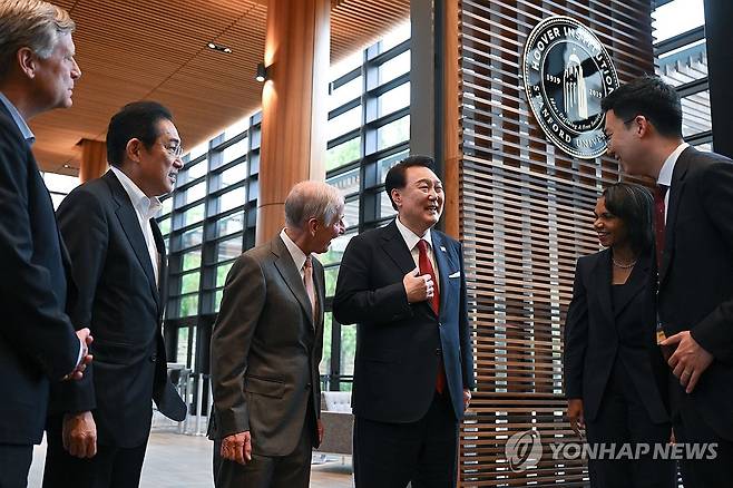 스탠퍼드대 후버연구소에서 환담하는 한일 정상 (팰로앨토=연합뉴스) 임헌정 기자 = 아시아태평양경제협력체(APEC) 정상회의 참석차 미국을 방문 중인 윤석열 대통령과 기시다 후미오 일본 총리가 17일(현지시간) 미국 캘리포니아주 스탠퍼드대 후버연구소에서리차드 샐러 스탠퍼드 대학 총장, 콘돌리자 라이스 후버연구소장 등과 환담하고 있다.   2023.11.18 [공동취재] kane@yna.co.kr