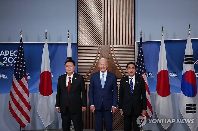 APEC 행사장에서 나란히 선 한미일 정상 (샌프란시스코=연합뉴스) 임헌정 기자 = 아시아태평양경제협력체(APEC) 정상회의 참석차 미국을 방문 중인 윤석열 대통령이 16일(현지시간) 미국 샌프란시스코 모스코니센터에서 열린 한미일 정상 회동에서 조 바이든 미국 대통령, 기시다 후미오 일본 총리와 기념촬영을 하고 있다. 2023.11.17 [공동취재] kane@yna.co.kr