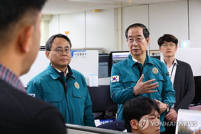 한덕수 총리, 전산망 복구 중인 국가정보자원관리원 방문 (서울=연합뉴스) 한덕수 국무총리가 국가정보시스템 서비스 장애 발생 다음날인 18일 전산망 복구 작업이 진행되고 있는 대전 국가정보자원관리원을 방문해 현장 점검을 하고 있다. 2023.11.18 [국무총리실 제공. 재판매 및 DB금지] photo@yna.co.kr