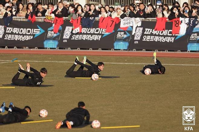 팬들 앞에서 오픈 트레이닝을 치르는 축구대표팀 선수들 [대한축구협회 제공. 재판매 및 DB 금지]