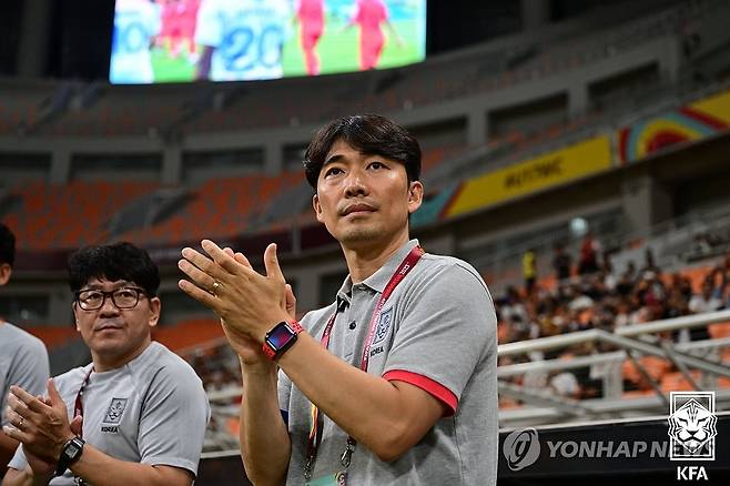 박수치는 변성환 감독 [대한축구협회 제공. 재판매 및 DB 금지]