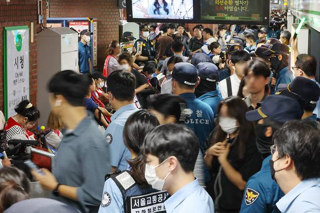 전국장애인차별철폐연대(전장연) 회원들이 서울 지하철 2호선 시청역 승강장에서 지하철 탑승을 시도하는 가운데 승객들이 이동하고 있다.(사진=연합뉴스)