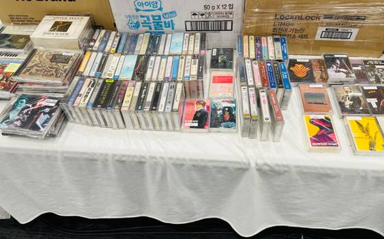 19일 서울 코엑스에서 열린 제12회 서울레코드페어 판매중인 카세트테이프들. 〈사진=백종훈 기자〉
