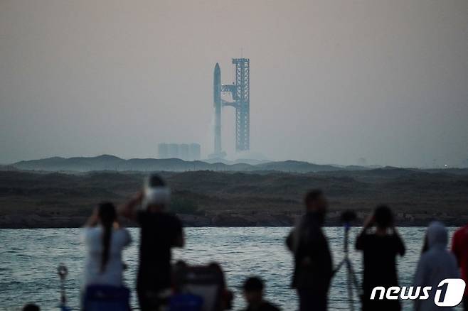 사진 작가들이 스페이스X의 스타십이 발사되는 장면을 카메라에 담고 있다. ⓒ 로이터=뉴스1 ⓒ News1 박형기 기자