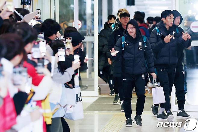 이강인 등 대한민국 축구 국가대표팀 선수들이 19일 오전 2026 FIFA 북중미 월드컵 아시아 지역 2차 예선 C조 조별리그 2차전 중국과의 경기를 치르기 위해 인천국제공항을 통해 출국하고 있다. 2023.11.19/뉴스1 ⓒ News1 민경석 기자