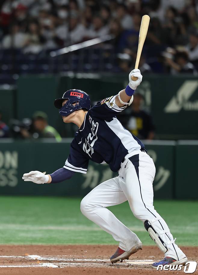 19일 오후 일본 도쿄돔에서 열린 '2023 아시아프로야구챔피언십(APBC)' 결승전 대한민국과 일본의 경기 10회초 2사 3루 상황, 대한민국 윤동희가 적시타를 친 후 타구 방향을 바라보고 있다. 2023.11.19/뉴스1 ⓒ News1 이재명 기자