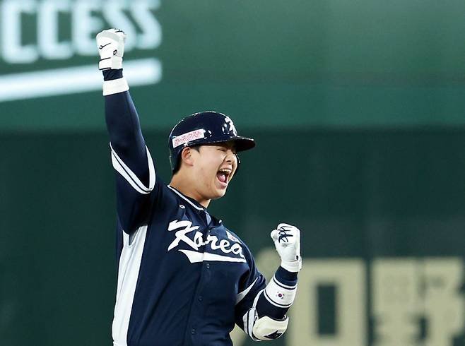 19일 일본 도쿄돔에서 열린 아시아프로야구챔피언십(APBC) 결승전 대한민국과 일본의 경기. 3회초 1사 1,2루에서 노시환이 2타점 적시타를 친 뒤 포효하고 있다. 2023.11.19. 사진 | 도쿄=연합뉴스