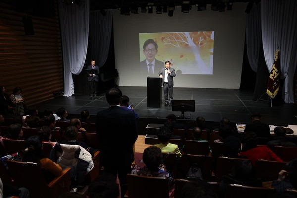 박강수 마포구청장 마포아트센터에서 개최된 제8회 토정가요제 참석 축사 모습(사진=마포구청)