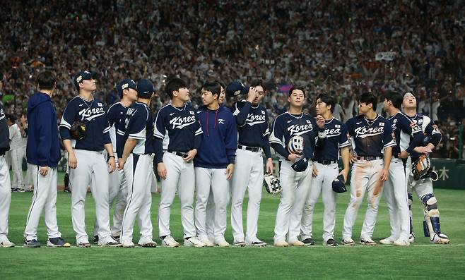 19일 일본 도쿄돔에서 열린 아시아프로야구챔피언십(APBC) 결승전 대한민국과 일본의 경기. 승부치기 10회말 2사 만루에서 일본 가도와키에게 끝내기 안타를 허용하며 패한 한국 선수들이 아쉬워하고 있다. /연합뉴스