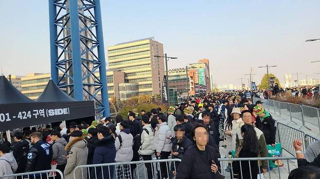 엄청난 인파 속에 치러지는 결승전