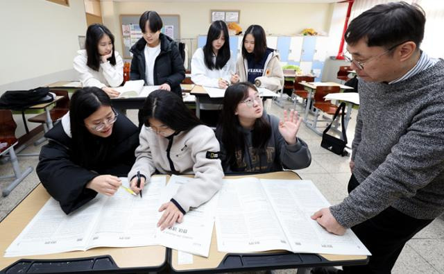 지난 17일 대구 수성구 정화여고 3학년 교실에서 전날 치른 대학수학능력시험 가채점을 하고 있다. 대구=뉴시스