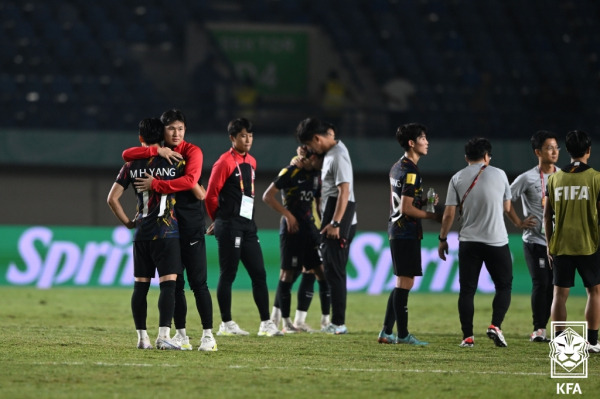 대한민국 U-17 축구대표팀 선수들이 18일 인도네시아에서 열린 부르키나파소와의 2023 FIFA U-17 월드컵 조별리그 최종전에서 1-2로 패배한 뒤 아쉬워하고 있다. 사진=대한축구협회