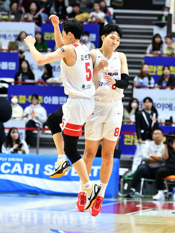 김선형(왼쪽)과 세리머니를 나누는 안영준. 사진=KBL 제공