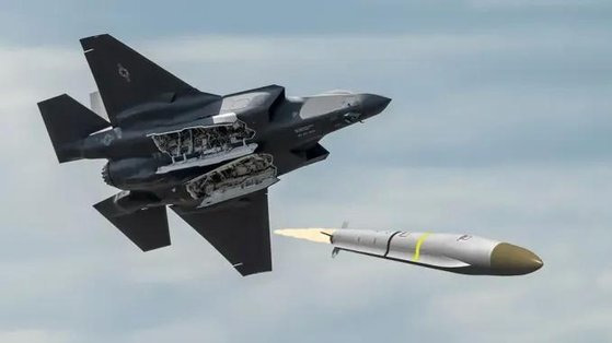 F-35에사 차기 공대지 미사일 SiAW를 발사하는 장면의 컴퓨터 그래픽. 노스럽그루먼