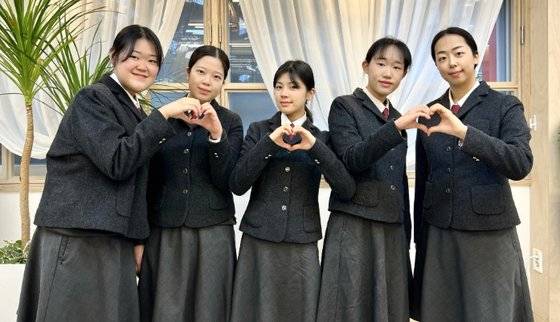 2022년 지역인재 9급 공무원 시험에 합격한 대전여상 학생들. 이들은 올해 2월 졸업한 뒤 현장에 배치돼 근무 중이다. [사진 대전여상]