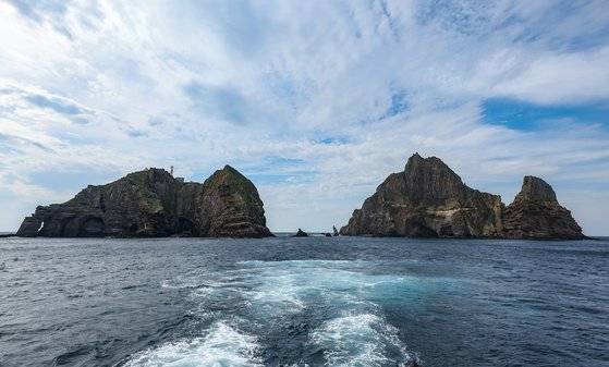 독도의 날을 앞둔 지난 10월 19일 경상북도 울릉군 동도와 서도가 아름다운 자태를 뽐내고 있다.  독도의 날은 1900년 10월 25일 독도를 울릉도의 부속 섬으로 명시한 대한제국 칙령 제41호를 기념하고, 독도 수호 의지 표명과 대한민국 영토임을 알리기 위해 제정됐다. 뉴스1