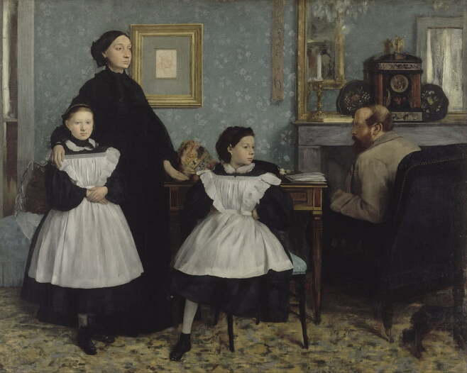 벨렐리 가족(1858~1867). 아름다운 그림이지만 자세히 보면 긴장감으로 가득 차 있다. 왼쪽 어머니의 공허한 시선과 오른쪽 아버지의 소외된 위치가 대립 구도를 형성한다. 중간에 앉은 딸은 어쩔줄 몰라하는 듯하다. /오르세미술관