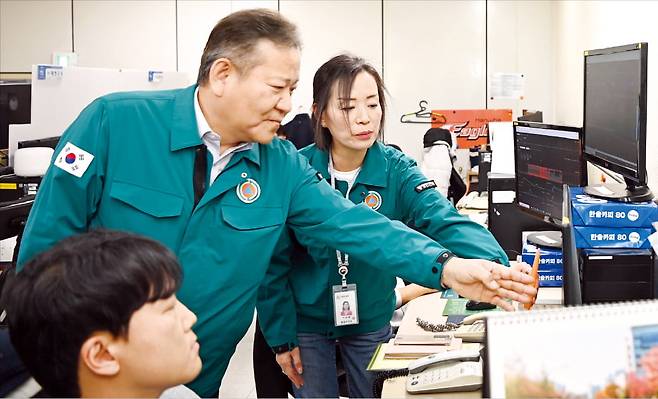 이상민 행정안전부 장관이 19일 대전 국가정보자원관리원을 방문해 정부 행정전산망 복구 상황을 점검하고 있다. 행정전산망은 일부 네트워크 장비를 교체한 뒤 정상 작동하고 있지만 장비에 문제가 생긴 원인은 아직 밝혀지지 않았다.  행정안전부 제공