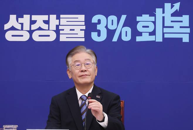 이재명 더불어민주당 대표가 지난 2일 국회에서 민생경제 기자회견을 하고 있다. 연합뉴스