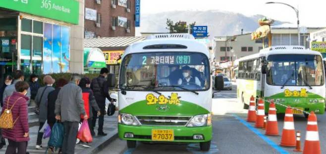 2020년부터 시내버스 완전 공영제를 운영 중인 강원 정선군의 주민들이 정선농협 앞에서 버스를 타기 위해 줄지어 서 있다. 정선군 제공