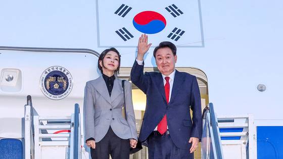 President Yoon Suk Yeol and first lady Kim Keon Hee depart on the presidential jet from San Francisco Friday, ending a four-day visit to San Francisco for the APEC summit. [JOINT PRESS CORPS]
