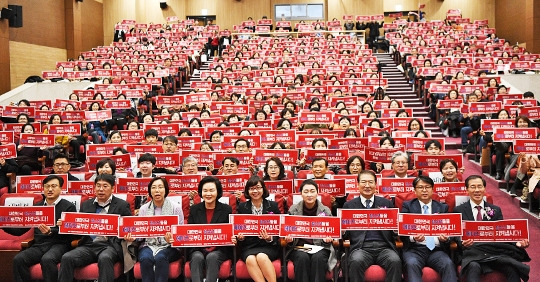 '디셈버 퍼스트' 참석자들이 2019년 11월 27일 서울 여의도 국회의원회관 대회의실에서 "대한민국 청소년을 에이즈로부터 지켜내자"는 손팻말을 들고 있다. 국민일보 DB