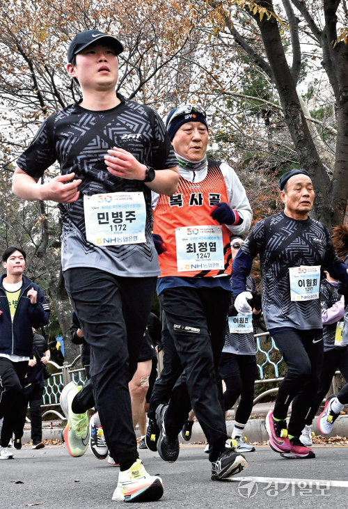 부천시 시승격 50주년 축하 기념으로 19일 오전 부천종합운동장에서 열린 ‘제18회 부천복사골 마라톤대회’에서 10㎞ 출전 선수들이 힘차게 출발하고 있다. 김시범·홍기웅기자