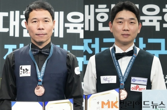 공동3위를 차지한 허정한(왼쪽)과 김민석이 시상식서 기념촬영하고 있는 모습.