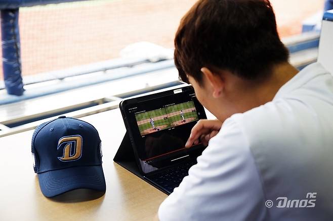 NC다이노스의 자체 정보시스템 플랫폼 ‘D-라커’를 통해 영상 분석을 하고 있는 신영우 선수. <사진=NC다이노스>