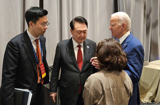 아시아태평양경제협력체(APEC) 정상회의 참석차 미국을 방문 중인 윤석열 대통령이 16일(현지시간) 미국 샌프란시스코 모스코니센터에서 바이든 미대통령과 대화를 나누고 있다. [샌프란시스코 = 이승환 기자]
