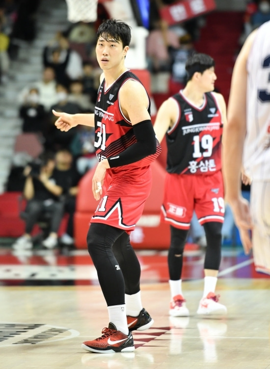 정효근의 대활약에 ‘슈퍼팀’은 또 무너졌다. 사진=KBL 제공