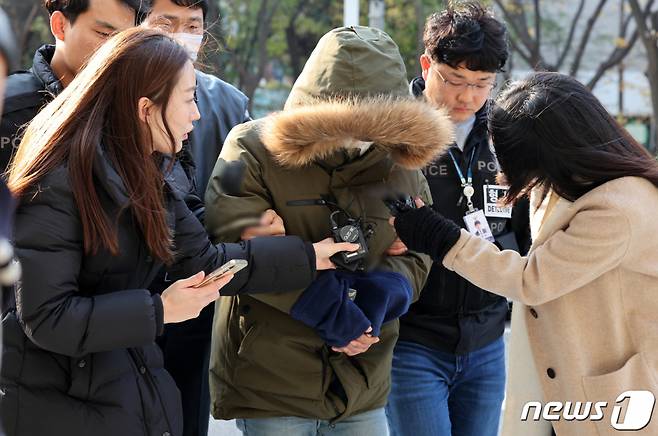 금전 문제로 의붓어머니를 살해한 뒤 친아버지 고향에 시신을 암매장한 혐의를 받는 40대 남성 배모씨가 19일 서울 양천구 서울남부지방법원에서 열린 구속 전 피의자 심문(영장실질심사)에 출석하고 있다. 배씨는 지난달 19일 오후 서울 영등포구의 의붓어머니 70대 이모씨 집에서 금전 문제로 다투다가 그를 목 졸라 살해한 뒤 경북 예천의 한 하천 갈대밭 주변에 암매장한 혐의를 받는다./사진=뉴스1