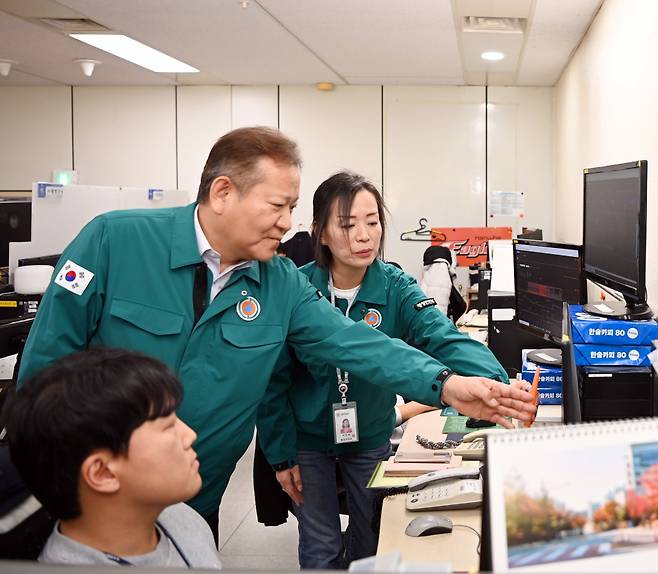 이상민 행정안전부 장관이 19일 대전에 위치한 국가정보자원관리원을 방문해 정부 행정 전산망 오류 사태 복구 상황을 점검하고 있다. ⓒ행정안전부 제공