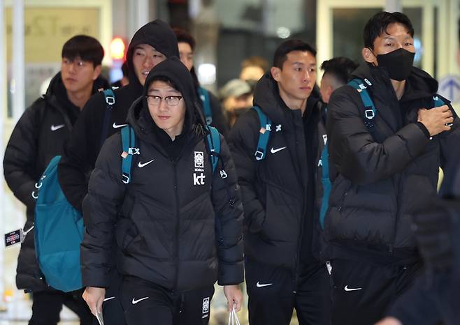 한국축구대표팀 선수들이 19일 중국으로 떠나기 위해 인천공항 출국장에 입장하고 있다. 인천공항 | 연합뉴스