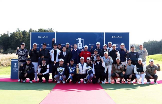 대회에 출전한 선수들이 기념 촬영을 하고 있다. /사진=KPGA
