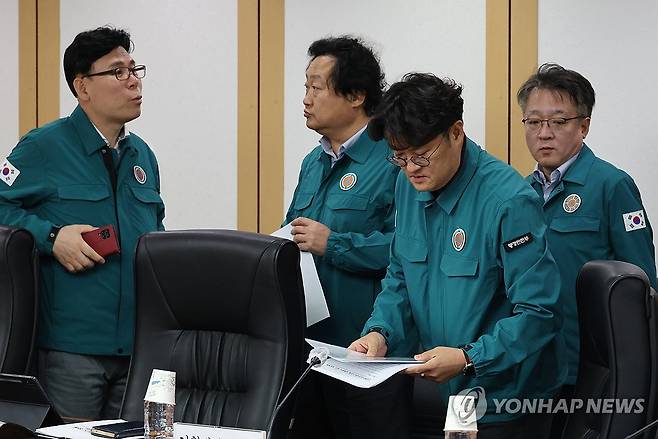 전산서비스장애 대책본부회의 준비하는 행안부 관계자 (서울=연합뉴스) 최재구 기자 = 18일 밤 정부서울청사에서 행정안전부 관계자들이 지방행정전산서비스장애 대책본부 회의를 준비하고 있다. 2023.11.18 jjaeck9@yna.co.kr