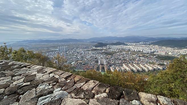 분산성에서 바라본 김해시가지 전경  (김해=연합뉴스) 최병길 기자 = 경남 김해시 분산성에서 바라본 김해시가지 전경으로 시 전경을 한눈에 조망할 수 있다. 2023.11.17
choi21@yna.co.kr